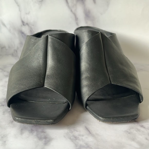 Pair Preowned Vince Vero Cuoio Black Leather Women’s Sz 9 1/2 Slip-on Mules - Picture 3 of 8